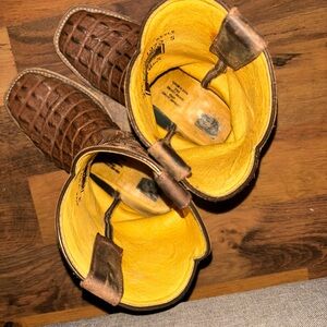 Size 3 kids gator boots. Boots are slightly used